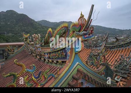 Weitwinkelblick mit einem Drachen dekorierten Chuen Ji Hall-Tempeldach Stockfoto