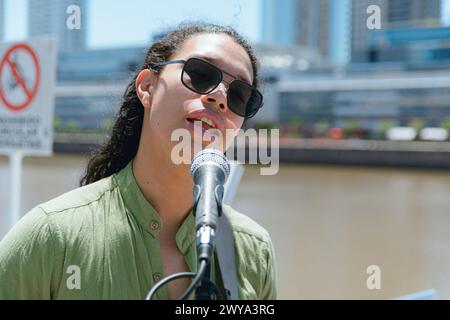 Porträt eines jungen lateinischen Mannes venezolanischer Ethnizität Popmusik-Sängers und Gitarristen, der auf der Straße auftritt und Musik macht. c Stockfoto