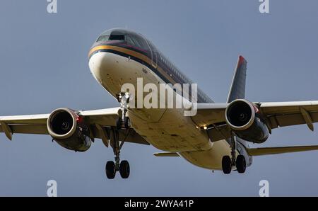 Ein Airbus A320-232 von Royal Jordanians Airlines befindet sich im Endlandeanflug auf den Flughafen Zürich. Registrierung JY-AZC. (Zürich, Schweiz, 10. Stockfoto