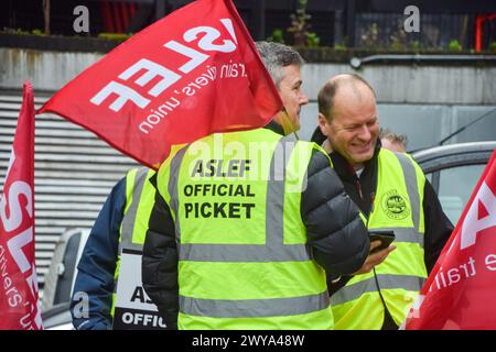 London, Großbritannien. April 2024. Mitglieder der gewerkschaft ASLEF (Associated Society of Locomotive Engineers and Firemen) stehen vor der Euston Station, während die Zugführer eine neue Runde von Streiks über die Bezahlung veranstalten. Quelle: SOPA Images Limited/Alamy Live News Stockfoto