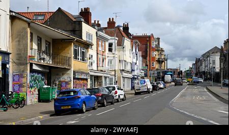 Old Market Street im Zentrum von Bristol, Großbritannien. Geschäfte (einige sind an Bord) mit Wohnbereich oben, Busspur auf der Straße. UK Stockfoto