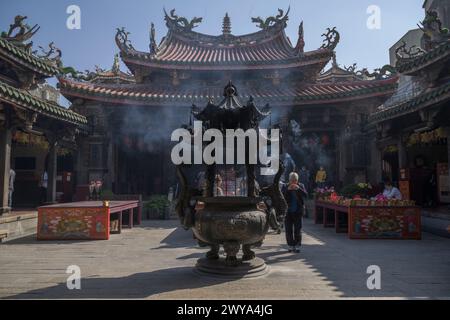 Ruhige Szene mit einem Weihrauchbrenner im Vordergrund und komplizierter Architektur des Mazu-Tempels Stockfoto