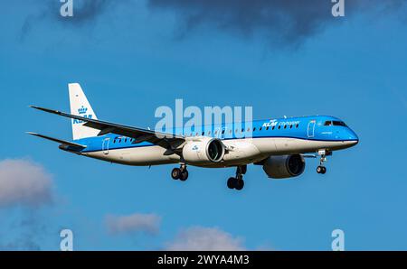 Ein KLM Cityhopper Embraer 195-E2 ist auf dem Endanflug zum Flughafen Zürich. Registrierung PH-NXD. (Zürich, Schweiz, 13.02.2024) Stockfoto