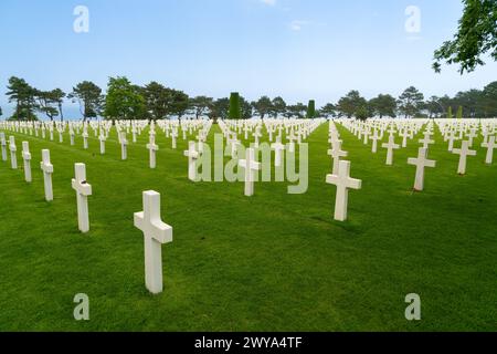 NORMANDIE, FRANKREICH - 1. Juni 2017: Reihen weißer Kreuze markieren Gräber auf dem amerikanischen Friedhof Colleville-sur-Mer Omaha D-Day Beach Normandie Stockfoto