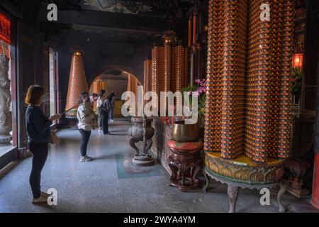 Gläubige mit Weihrauchopfern beten im Mazu-Tempel Stockfoto