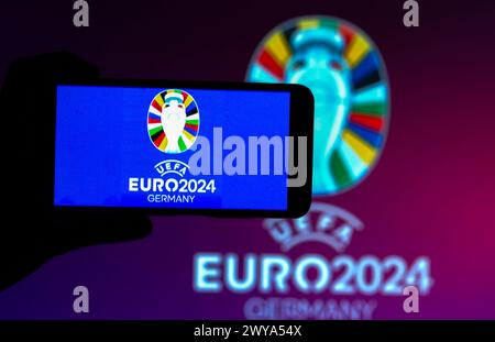 Deutschland - 5. April 2024: In dieser Fotoabbildung wird das Logo der UEFA-Fußball-Europameisterschaft 2024 (UEFA Euro 2024) auf einem Smartp angezeigt Stockfoto