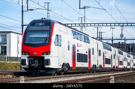 Ein IR-Dosto mit der Bezeichnung SBB Rabe 511 bei der Durchfahrt durch den Bahnhof Bassersdorf im Zürcher Unterland (Bassersdorf, Schweiz, 04.02.2024) Stockfoto