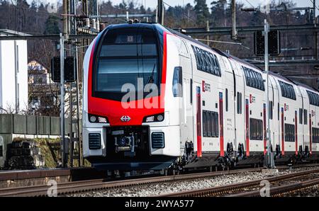 Ein IR-Dosto mit der Bezeichnung SBB Rabe 511 bei der Durchfahrt durch den Bahnhof Bassersdorf im Zürcher Unterland (Bassersdorf, Schweiz, 04.02.2024) Stockfoto