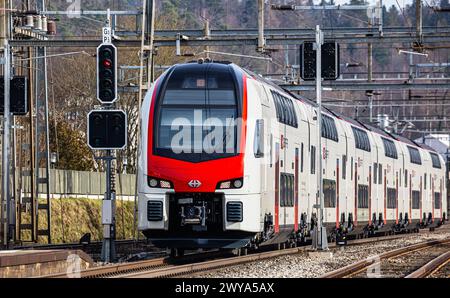 Ein IR-Dosto mit der Bezeichnung SBB Rabe 511 bei der Durchfahrt durch den Bahnhof Bassersdorf im Zürcher Unterland (Bassersdorf, Schweiz, 04.02.2024) Stockfoto