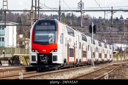 Ein IR-Dosto mit der Bezeichnung SBB Rabe 511 bei der Durchfahrt durch den Bahnhof Bassersdorf im Zürcher Unterland (Bassersdorf, Schweiz, 04.02.2024) Stockfoto