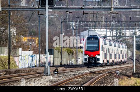 Ein IR-Dosto mit der Bezeichnung SBB Rabe 511 bei der Durchfahrt durch den Bahnhof Bassersdorf im Zürcher Unterland (Bassersdorf, Schweiz, 04.02.2024) Stockfoto