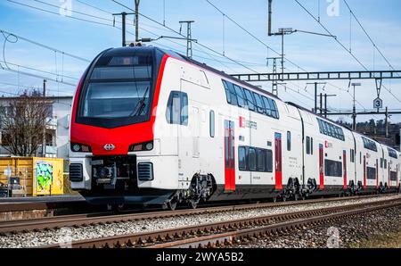 Ein IR-Dosto mit der Bezeichnung SBB Rabe 511 bei der Durchfahrt durch den Bahnhof Bassersdorf im Zürcher Unterland (Bassersdorf, Schweiz, 04.02.2024) Stockfoto