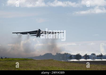 Eine B-52 Stratofortress, die dem 2nd Bomb Wing auf der Barksdale Air Force Base in Louisiana zugeordnet ist, startet, um von einer Bomber Task Force nach Hause zurückzukehren Stockfoto