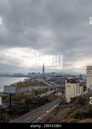 Seoul, Südkorea - Olympic Boulevard, Jamsil Olympic Stadium und Lotte World Tower am Han River in Seoul. Stockfoto