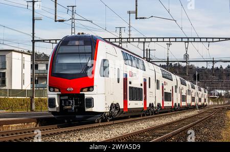 Ein IR-Dosto mit der Bezeichnung SBB Rabe 511 bei der Durchfahrt durch den Bahnhof Bassersdorf im Zürcher Unterland (Bassersdorf, Schweiz, 04.02.2024) Stockfoto