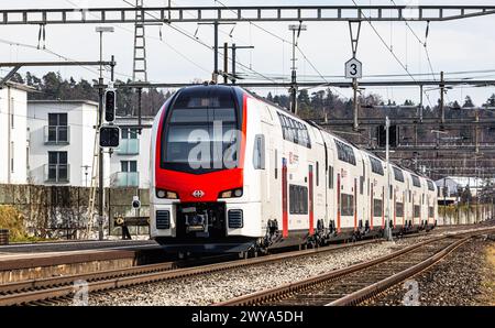 Ein IR-Dosto mit der Bezeichnung SBB Rabe 511 bei der Durchfahrt durch den Bahnhof Bassersdorf im Zürcher Unterland (Bassersdorf, Schweiz, 04.02.2024) Stockfoto