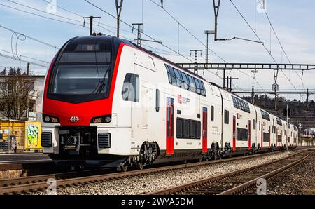 Ein IR-Dosto mit der Bezeichnung SBB Rabe 511 bei der Durchfahrt durch den Bahnhof Bassersdorf im Zürcher Unterland (Bassersdorf, Schweiz, 04.02.2024) Stockfoto