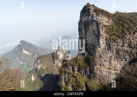 Berg Tianmen in der Nähe von Zhangjiajie in der Provinz Hunan in China an einem sonnigen Wintertag. Stockfoto