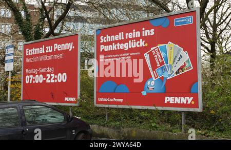 Auf dem Parkplatz einer Filiale von Penny wird auf einem Plakat für das Bonussystem Payback geworben. Barmbek Hamburg *** Ein Poster auf dem Parkplatz eines Penny Stores wirbt für das Payback Bonussystem Barmbek Hamburg Stockfoto