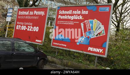 Auf dem Parkplatz einer Filiale von Penny wird auf einem Plakat für das Bonussystem Payback geworben. Barmbek Hamburg *** Ein Poster auf dem Parkplatz eines Penny Stores wirbt für das Payback Bonussystem Barmbek Hamburg Stockfoto