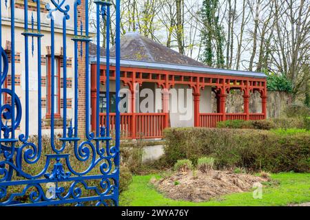 Schlosspark und Schlossruine Schloss de la Ferte-Vidame, Departement Eure-et-Loir, Region Centre-Val de Loire, Frankreich *** Schlosspark und Burgruine Schloss de la Ferte Vidame, Departement Eure et Loir, Region Centre Val de Loire, Frankreich Stockfoto