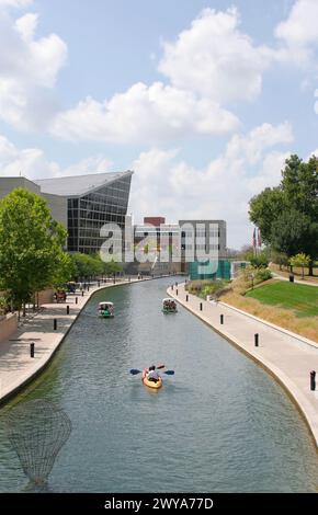 INDIANAPOLIS, IN, USA, 02. SEPTEMBER 2013: Unbekannte Menschen genießen den Tag am Indy Canal in der Innenstadt Stockfoto