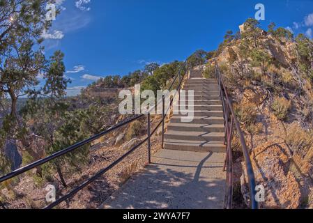 Eine Treppe führt hinunter zum Trailview und überblickt East Vista am Grand Canyon South Rim, abseits der Hermit Road, Grand Canyon, Arizona, Vereinigte Staaten von Amerika Stockfoto