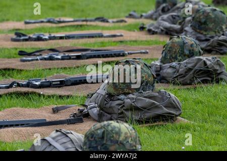 Parow, Deutschland. April 2024. Ausrüstung für Soldaten in Grundausbildung liegt während einer Trainingspause auf dem Gelände der Naval Technical School (MTS) in Parow. Die Naval Technology School (MTS) in Parow bei Stralsund bildet Techniker für die Marinestreitkräfte aus. Die Soldaten sind auf Motoren, Geschützen und anderer Schiffstechnik ausgebildet. Auf dem Campus-ähnlichen Gelände der MTS absolvieren auch Soldaten, vor allem aus der Marine, eine dreimonatige Grundausbildung. Dazu gehören das Lehren von Militäretiketten oder Schießen, Fitness- und Feldtraining. Quelle: Stefan sauer/dpa/Alamy Live News Stockfoto