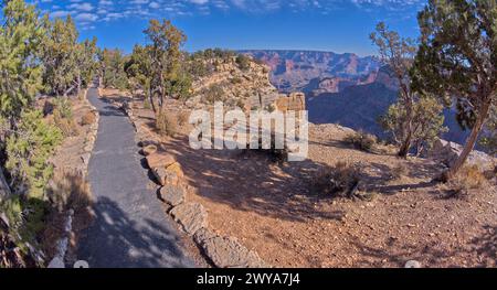 Der gepflasterte Felsenpfad entlang der Klippen des Grand Canyon South Rim zwischen dem Trailview Overlook East Vista und dem West Vista, Grand Canyon, UNESCO World Stockfoto