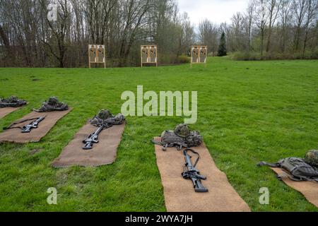 Parow, Deutschland. April 2024. Ausrüstung für Soldaten in Grundausbildung liegt während einer Trainingspause auf dem Gelände der Naval Technical School (MTS) in Parow. Die Naval Technology School (MTS) in Parow bei Stralsund bildet Techniker für die Marinestreitkräfte aus. Die Soldaten sind auf Motoren, Geschützen und anderer Schiffstechnik ausgebildet. Auf dem Campus-ähnlichen Gelände der MTS absolvieren auch Soldaten, vor allem aus der Marine, eine dreimonatige Grundausbildung. Dazu gehören das Lehren von Militäretiketten oder Schießen, Fitness- und Feldtraining. Quelle: Stefan sauer/dpa/Alamy Live News Stockfoto