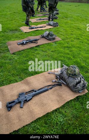 Parow, Deutschland. April 2024. Ausrüstung für Soldaten in Grundausbildung liegt während einer Trainingspause auf dem Gelände der Naval Technical School (MTS) in Parow. Die Naval Technology School (MTS) in Parow bei Stralsund bildet Techniker für die Marinestreitkräfte aus. Die Soldaten sind auf Motoren, Geschützen und anderer Schiffstechnik ausgebildet. Auf dem Campus-ähnlichen Gelände der MTS absolvieren auch Soldaten, vor allem aus der Marine, eine dreimonatige Grundausbildung. Dazu gehören das Lehren von Militäretiketten oder Schießen, Fitness- und Feldtraining. Quelle: Stefan sauer/dpa/Alamy Live News Stockfoto