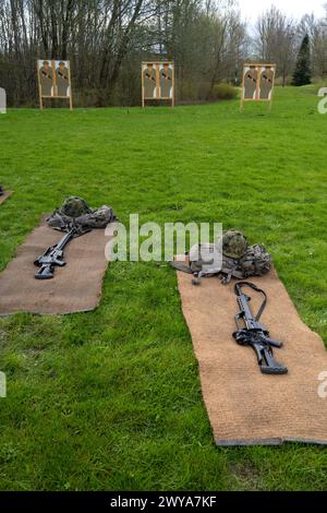 Parow, Deutschland. April 2024. Ausrüstung für Soldaten in Grundausbildung liegt während einer Trainingspause auf dem Gelände der Naval Technical School (MTS) in Parow. Die Naval Technology School (MTS) in Parow bei Stralsund bildet Techniker für die Marinestreitkräfte aus. Die Soldaten sind auf Motoren, Geschützen und anderer Schiffstechnik ausgebildet. Auf dem Campus-ähnlichen Gelände der MTS absolvieren auch Soldaten, vor allem aus der Marine, eine dreimonatige Grundausbildung. Dazu gehören das Lehren von Militäretiketten oder Schießen, Fitness- und Feldtraining. Quelle: Stefan sauer/dpa/Alamy Live News Stockfoto