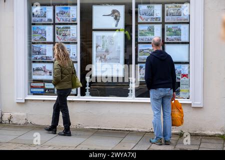 Ladenfront für ein Immobilienmakler am 30. März 2024 in Stroud, Großbritannien. Der Wohnraum im Vereinigten Königreich ist ein sehr wichtiger Faktor und eine sehr wichtige Messgröße für die Wirtschaft, da die Immobilienpreise und der Immobilienmarkt weiter steigen und viele Menschen mit niedrigerem Einkommen aus dem Besitz ihrer eigenen Häuser zahlen. Stroud ist eine Marktgemeinde in Gloucestershire. Stockfoto