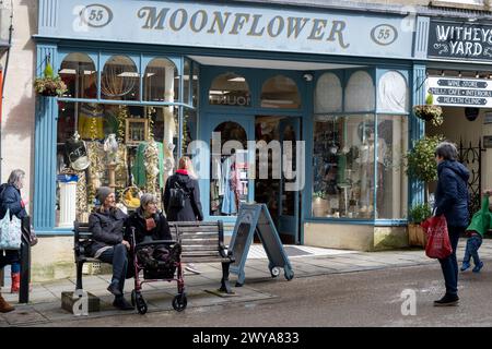 Straßenszene vor Moonflower, einem der bekanntesten und etabliertesten Geschäfte von Strouds, am 30. März 2024 in Stroud, Großbritannien. Stroud ist eine Marktgemeinde in Gloucestershire. Stockfoto