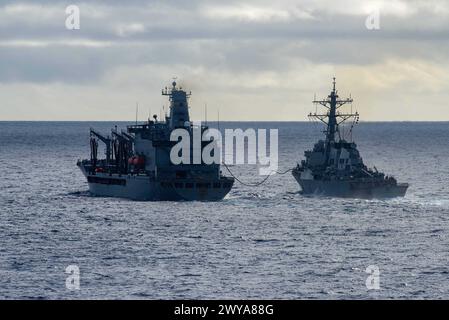 PHILIPPINISCHE SEE (3. April 2024) der Henry J. Kaiser-Klasse Flottenauffüllöler USNS John Ericsson (T-AO 194), links, betankt Stockfoto