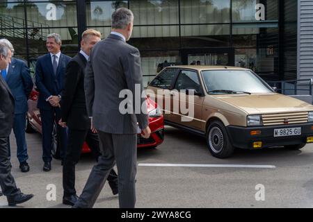 Der König von Spanien, der Präsident der Generalitat, und der Industrieminister besuchen die Batteriemontagefabrik, die Seat im Werk Martorell baut. Es war auch möglich, den König in ein Cupra-Modellauto zu steigen. El Rey de Espa&#xf1;A, el Presidente de la Generalitat y el Ministro de Industria visitan la Fábrica de ensamblaje de bater&#xed;as que Seat está construyendo en su factor&#xed;a de Martorell. También se ha podido ver al rey subiendo a un automóvil modelo Cupra. Auf dem Bild: Felipe IV News Politics-Barcelona, Spanien Freitag, 5. April 2024 (Phot Stockfoto