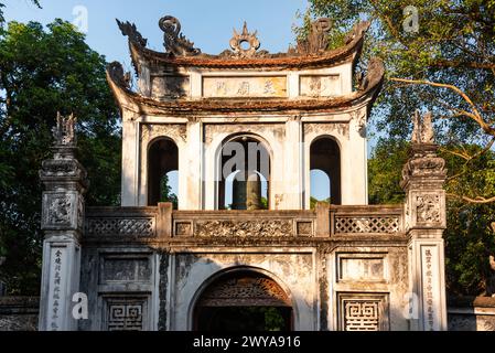 Haupttor des Literaturtempels in Hanoi, Vietnam mit Garten Stockfoto