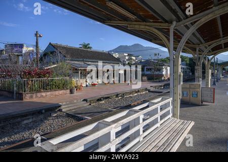 Ein verlassener Bahnsteig am Bahnhof Jiji bietet einen nostalgischen Blick in die Vergangenheit mit einer malerischen Bergkulisse Stockfoto