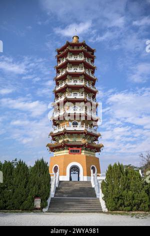 Mehrstufige CI'en-Pagode vor klarem blauem Himmel mit komplexen Designs und kultureller Bedeutung Stockfoto