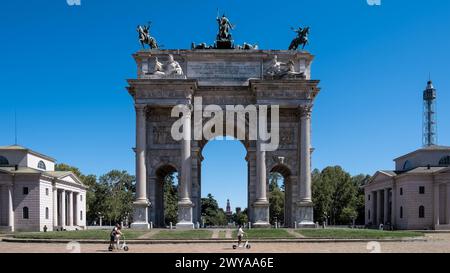 Blick auf Porta Sempione Simplon Tor und Arco della Pace Arch of Peace, Triumphbogen aus dem 19. Jahrhundert mit römischen Wurzeln, Mailand, Lombardei, Italien, Europa Co Stockfoto