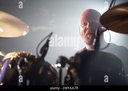 16. März 2024: Der versklavte Schlagzeuger Iver Sandøy spielt ein Konzert in Mailand Stockfoto