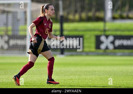 Tubize, Belgien. April 2024. Gaelle Nierynck (15) aus Belgien, dargestellt während eines Fußballspiels zwischen den Nationalfrauen unter 23 Mannschaften aus Belgien und Spanien am Donnerstag, 4. April 2024 in Tubize, Belgien. Quelle: Sportpix/Alamy Live News Stockfoto