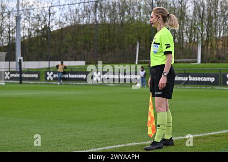 Tubize, Belgien. April 2024. Die Schiedsrichterin Melissa Lejear wurde während eines Freundschaftsspiels der Frauen unter 23 Mannschaften Belgiens und Spaniens am Donnerstag, den 4. April 2024 in Tubize, Belgien, gezeigt. Quelle: Sportpix/Alamy Live News Stockfoto