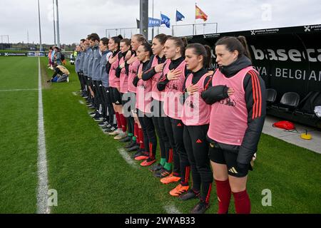 Tubize, Belgien. April 2024. Belgische Stabsbank und Bank, dargestellt während eines Freundschaftsspiels zwischen den Nationalfrauen unter 23 Mannschaften Belgiens und Spaniens am Donnerstag, den 4. April 2024 in Tubize, Belgien. Quelle: Sportpix/Alamy Live News Stockfoto