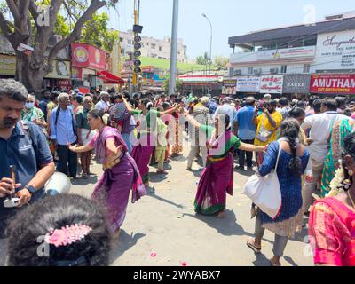 Chennai, Tamil Nadu, Indien - 21. März 2024: Tanzvorstellung während des jährlichen Autofestivals und der Prozession um den Kapaleeshwarar-Tempel in Mylapor Stockfoto