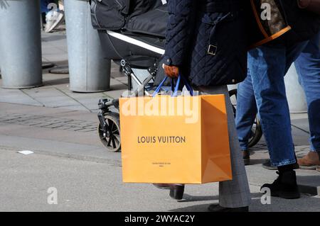 Kopenhagen, Dänemark /05 April 2024/Louis vuitton-Geschäft in der dänischen Hauptstadt Kopenhagen. Photo.Francis Joseph Dean/Dean Pictures Stockfoto
