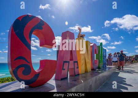 Blick auf Cancun und Mirador Letters in Playa Delfines, Hotelzone, Cancun, Karibikküste, Yucatan Halbinsel, Mexiko, Nordamerika Copyright: FrankxF Stockfoto