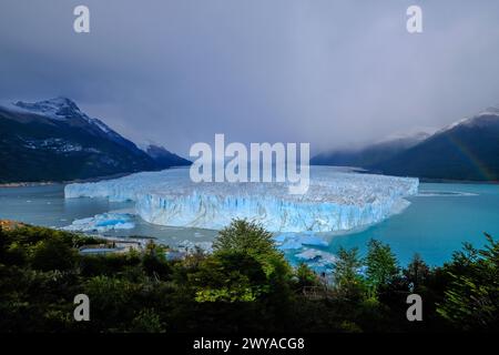 El Calafate, Patagonien, Argentinien - Perito Moreno Gletcher im Nationalpark Los Glaciares. Der Perito Moreno Gletscher gehoert zum patagonischen Eisfeld, dem Campo Hielo Sur, der drittgroessten Suesswasserreserve der Welt. Er liegt in der Provinz Santa Cruz am Lago Argentino, dem groessten See des Landes. Der Perito Moreno Gletscher ist bis zu 30 km lang und 5 km breit. Seine Abbruchkante ist an der hoechsten Stelle 70 m hoch. Vom Gletscher abgebrochene kleine Eisberge treiben im Lago Argentino. Der Gletscher gehoert zu den schoensten Sehenswuerdigkeiten Suedamerikas und gilt als eine der me Stockfoto