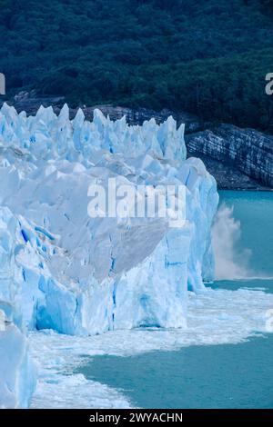 El Calafate, Patagonien, Argentinien - Perito Moreno Gletcher im Nationalpark Los Glaciares. Der Perito Moreno Gletscher gehoert zum patagonischen Eisfeld, dem Campo Hielo Sur, der drittgroessten Suesswasserreserve der Welt. Er liegt in der Provinz Santa Cruz am Lago Argentino, dem groessten See des Landes. Der Perito Moreno Gletscher ist bis zu 30 km lang und 5 km breit. Seine Abbruchkante ist an der hoechsten Stelle 70 m hoch. Vom Gletscher abgebrochene kleine Eisberge treiben im Lago Argentino. Der Gletscher gehoert zu den schoensten Sehenswuerdigkeiten Suedamerikas und gilt als eine der me Stockfoto