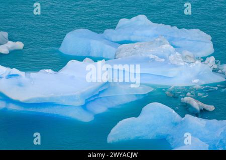 El Calafate, Patagonien, Argentinien - Perito Moreno Gletcher im Nationalpark Los Glaciares. Der Perito Moreno Gletscher gehoert zum patagonischen Eisfeld, dem Campo Hielo Sur, der drittgroessten Suesswasserreserve der Welt. Er liegt in der Provinz Santa Cruz am Lago Argentino, dem groessten See des Landes. Der Perito Moreno Gletscher ist bis zu 30 km lang und 5 km breit. Seine Abbruchkante ist an der hoechsten Stelle 70 m hoch. Vom Gletscher abgebrochene kleine Eisberge treiben im Lago Argentino. Der Gletscher gehoert zu den schoensten Sehenswuerdigkeiten Suedamerikas und gilt als eine der me Stockfoto